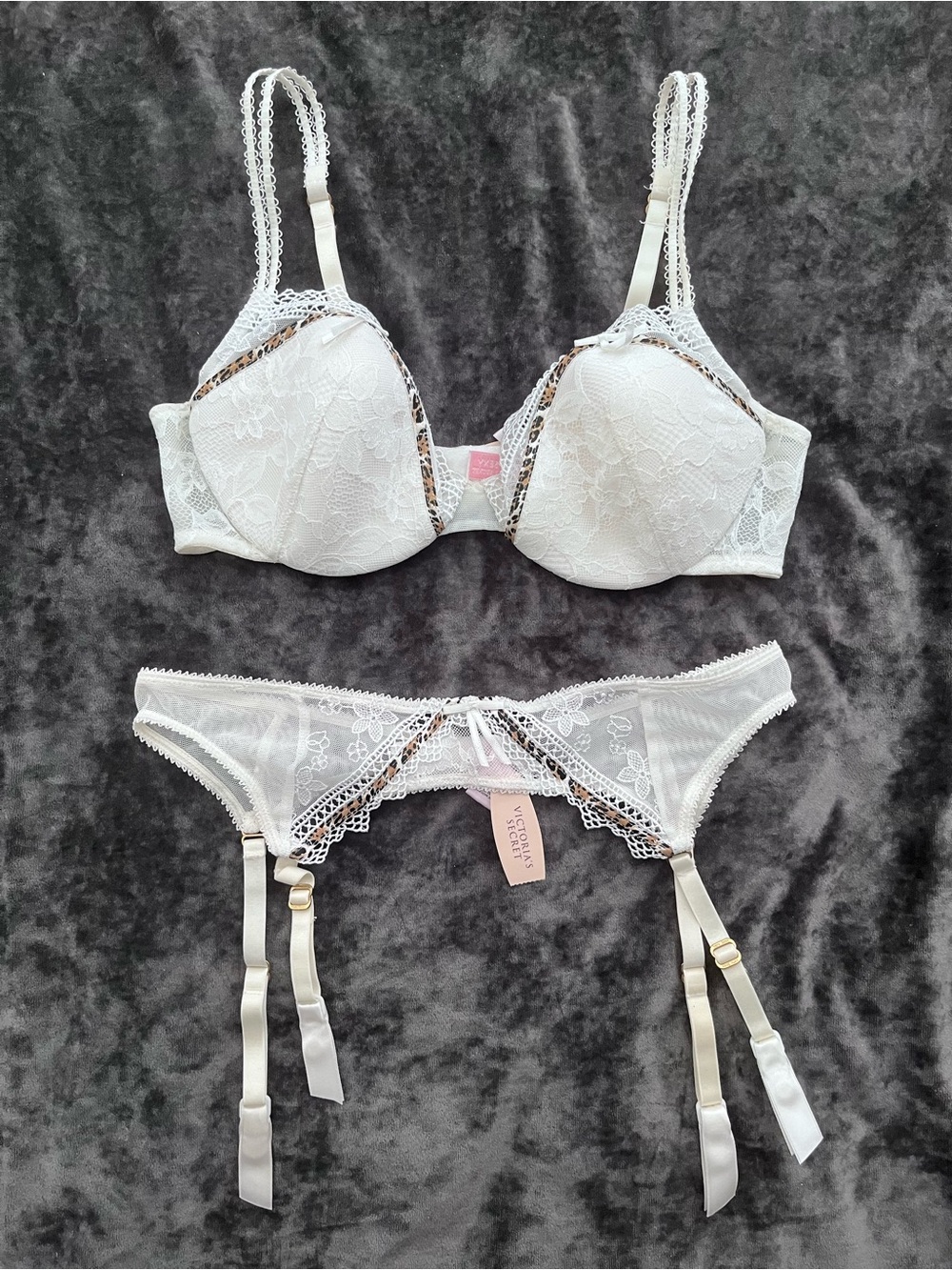 Victoria’s Secret Very Sexy white lace w/ leopard trim bra & garter set 34b XS/S